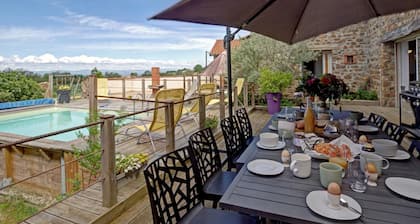 Spacious countryside cottage with pool and spa