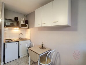 Mikrowelle, Ofen, Herdplatte, Wasserkocher mit Kaffee-/Teezubehör