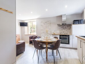 Fridge, microwave, oven, dishwasher - Charming stone house with courtyard and terrace in Créances (Créances)