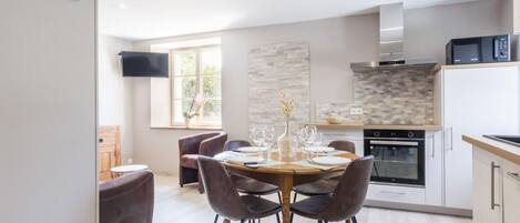 Réfrigérateur, micro-ondes, four, lave-vaisselle