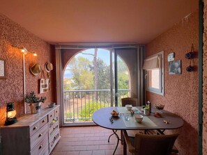 Dining - Sea View Apartment with Pool, Tennis & Parking - Near Beach & Center (Saint-Aygulf)