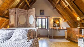 Een bureau, gratis wifi, beddengoed