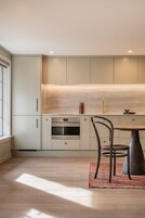 Cafetera expreso, tetera/pava eléctrica, tostadora, freezer