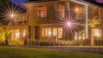 1 habitación, cortinas blackout y tabla de planchar con plancha