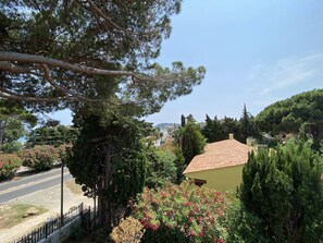 Property grounds - Stunning 2BR Apartment, Steps from the Beach with A/C, Terrace, and Double Garage (Cavalaire-sur-Mer)