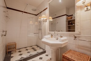 Shower, hair dryer, towels
