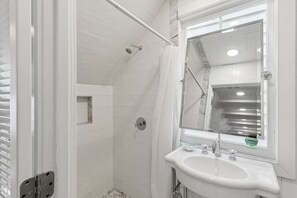 Dusch, hårtork, handdukar och schampo