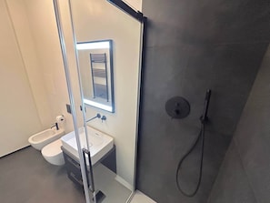 Douche, articles de toilette (gratuits), séchoir à cheveux, bidet