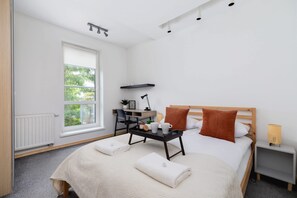 1 slaapkamer, een bureau, een strijkplank/strijkijzer, wifi