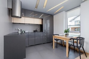 Fridge, oven, stovetop, cookware/dishes/utensils