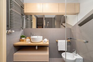 Regadera, amenidades de baño gratuitas, shampoo 