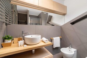 Een douche, gratis toiletartikelen, zeep, shampoo