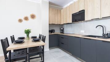 Kühlschrank, Mikrowelle, Herdplatte, Geschirrspüler