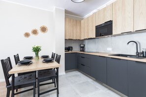 Kjøleskap, mikrobølgeovn, kokeplater og oppvaskmaskin