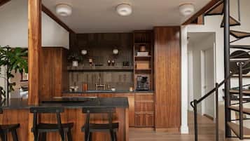 Wasserkocher mit Kaffee-/Teezubehör, Kühlschrank, Mikrowelle, Ofen
