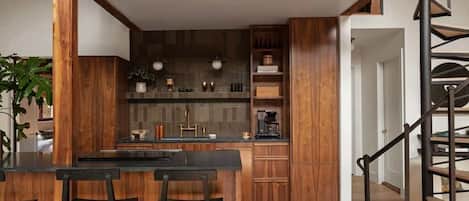 Cafetera y tetera, refrigerador, microondas y horno