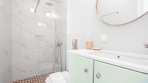 Asciugamani, sapone, carta igienica