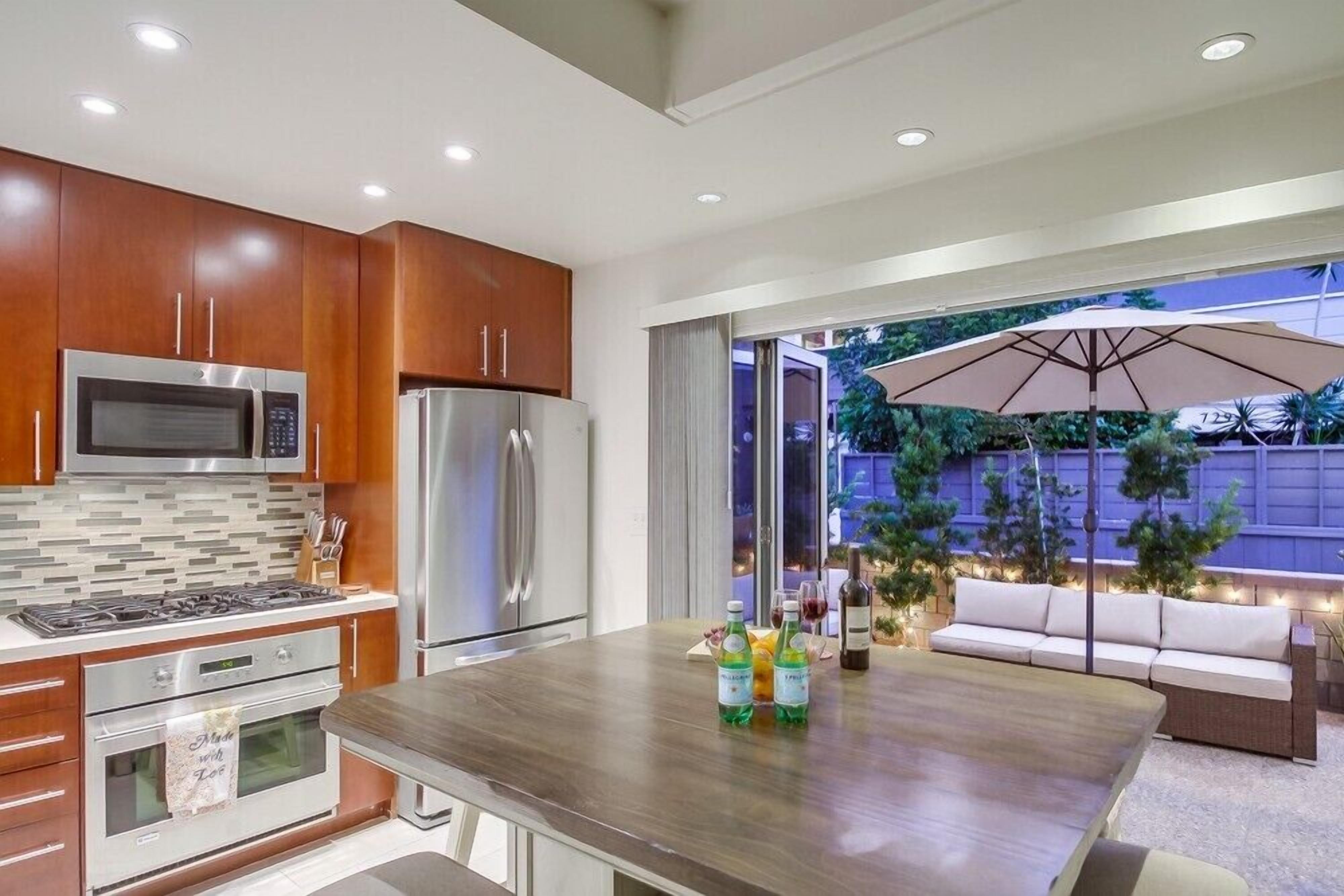 Frigorífico, microondas, horno y placa de cocina