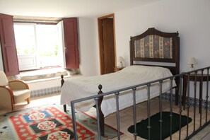 5 quartos, escrivaninha, ferros/tábuas de passar roupa, berço de viagem