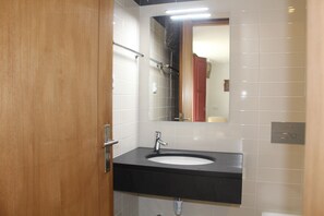 Chuveiro, secador de cabelo, bidê, toalhas de banho