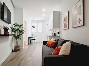 Apartment, 1 Queen-Bett und Schlafsofa, barrierefrei, mit Bad | Wohnbereich | 43-Zoll-Smart-TV mit Digitalempfang, Fernseher