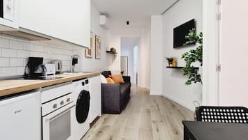 Appartamento, 1 letto queen con divano letto, accessibile ai disabili, bagno in camera | Cucina privata | Frigorifero con congelatore, microonde, forno, piano cottura