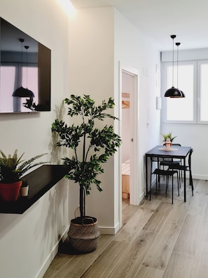 Appartement, 1 grand lit et 1 canapé-lit, accessible aux personnes à mobilité réduite | Aire de séjour | Téléviseur connecté de 43 po avec télévision numérique, téléviseur