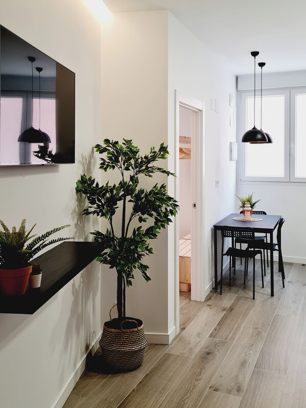 Apartamento, 1 cama de matrimonio con sofá cama, accesible para personas con discapacidad | Zona de estar | Smart TV de 43 pulgadas con canales digitales, una televisión