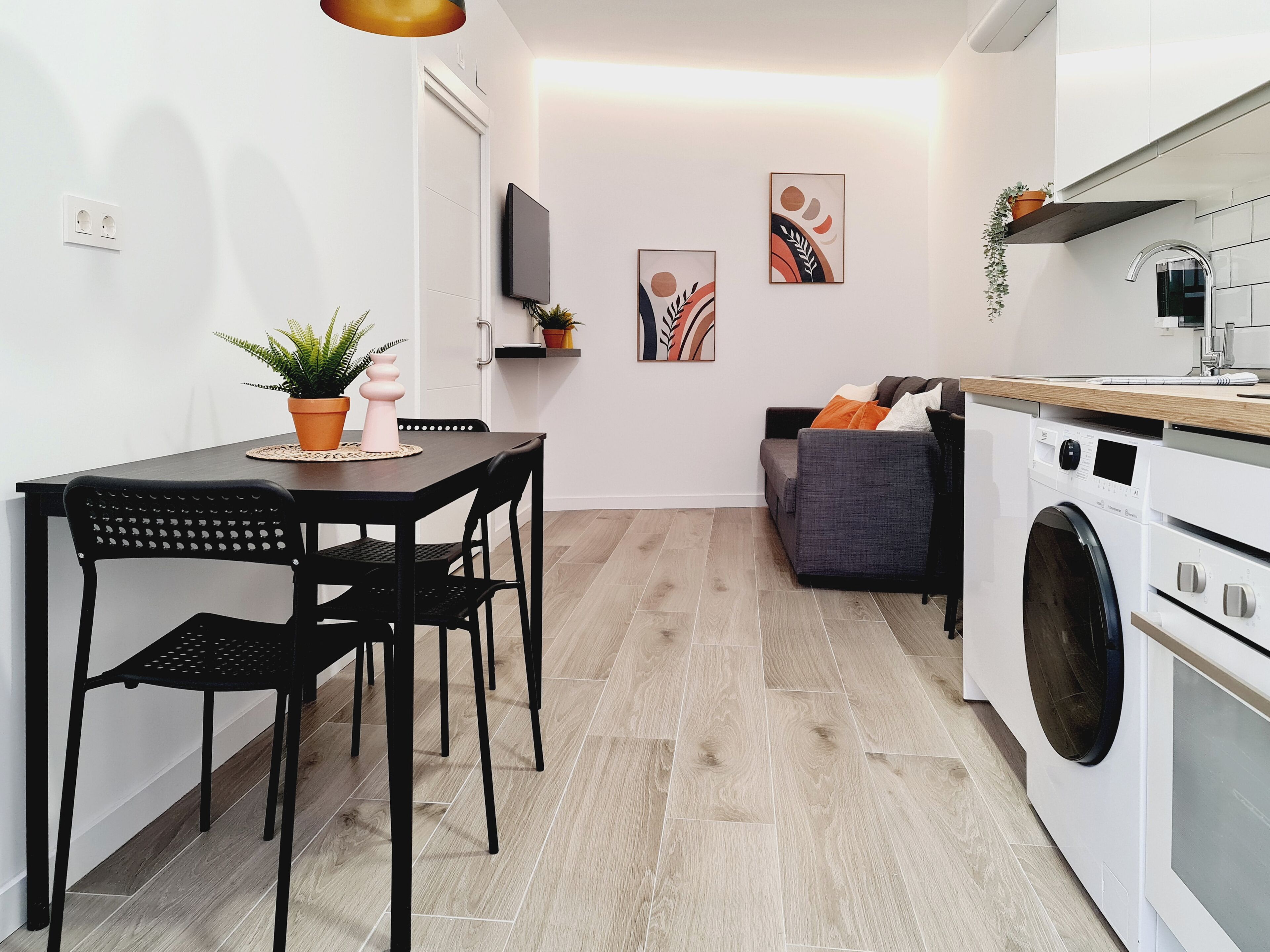Appartement, 1 queensize bed met slaapbank, toegankelijk voor mindervaliden, en-suite badkamer | Woonruimte | Een 43-inch smart-tv met digitale zenders en televisie