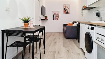 Appartement, 1 queensize bed met slaapbank, toegankelijk voor mindervaliden, en-suite badkamer | Woonruimte | Een 43-inch smart-tv met digitale zenders en televisie