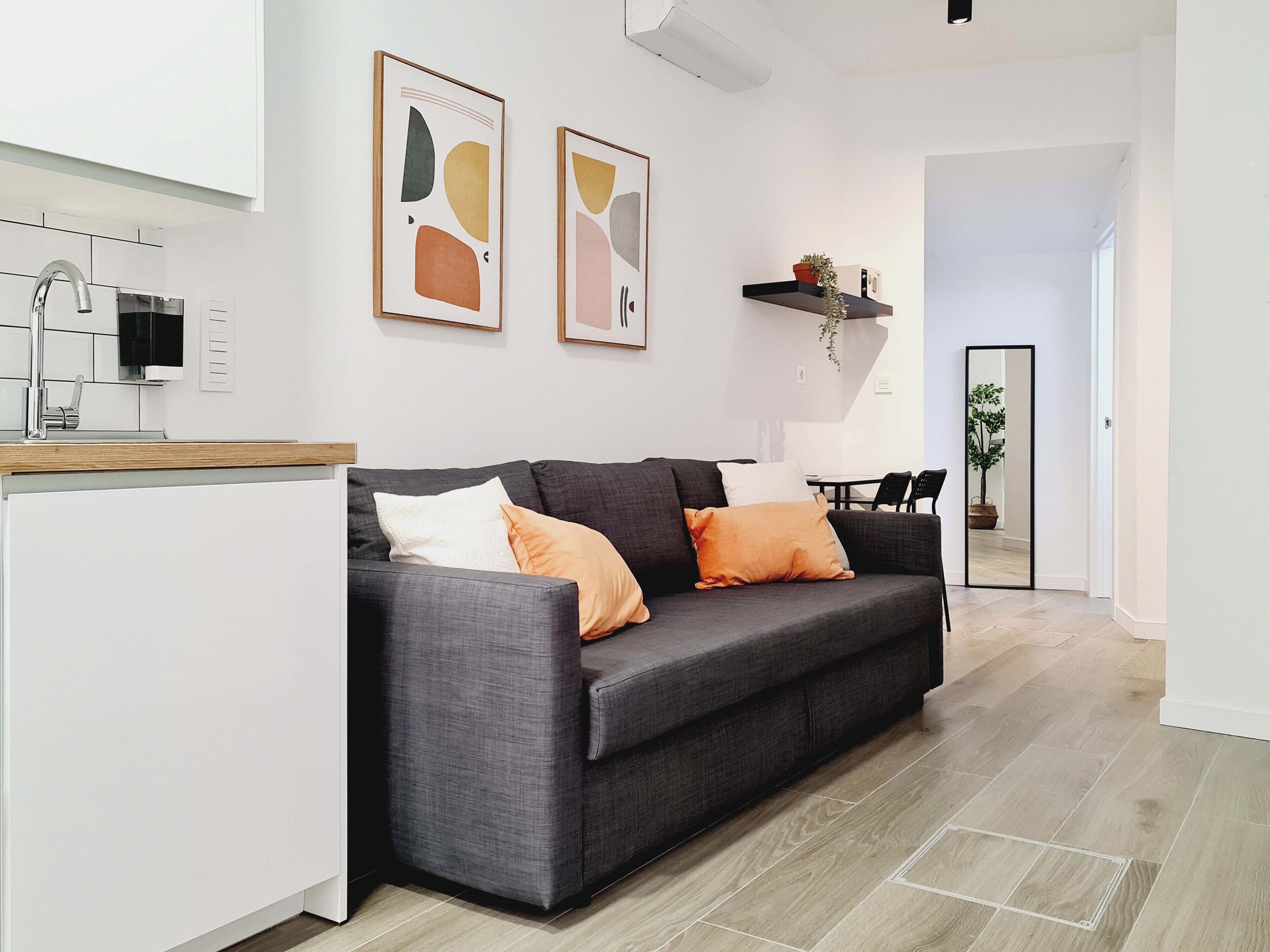 Appartement, 1 queensize bed met slaapbank, toegankelijk voor mindervaliden, en-suite badkamer | Woonruimte | Een 43-inch smart-tv met digitale zenders en televisie