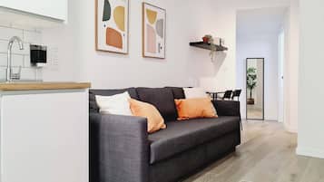 Appartement, 1 queensize bed met slaapbank, toegankelijk voor mindervaliden, en-suite badkamer | Woonruimte | Een 43-inch smart-tv met digitale zenders en televisie