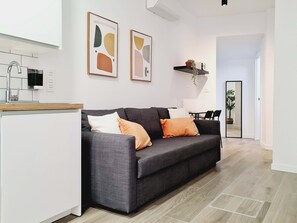 Lägenhet - 1 queensize-säng med bäddsoffa - tillgänglighetsanpassat - eget badrum | Vardagsrum | 43-tums smart-tv med digitalkanaler och tv