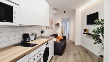 Apartamento, 1 cama de matrimonio con sofá cama, accesible para personas con discapacidad | Zona de estar | Smart TV de 43 pulgadas con canales digitales, una televisión