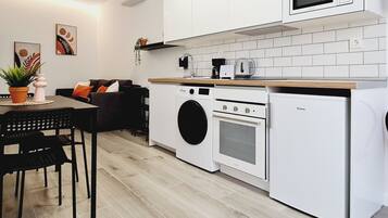 Departamento, 1 cama Queen size y sofá cama, con acceso para personas discapacitadas | Cocina privada | Refrigerador con congelador, microondas, horno y parrilla de estufa