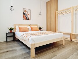 Appartamento, 1 letto queen con divano letto, accessibile ai disabili, bagno in camera | 1 camera, una cassaforte in camera, una scrivania, postazione laptop