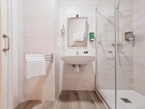 Lejlighed - 1 queensize-seng med sovesofa - handicapvenligt - eget badeværelse | Badeværelse | Bruser, brusehoved med spredningseffekt, gratis toiletartikler
