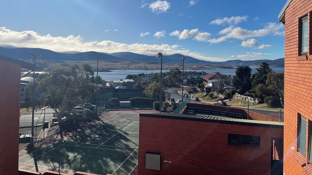 Zona residencial con vistas a un lago y montañas.