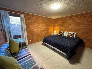 3 bedrooms, iron/ironing board, bed sheets