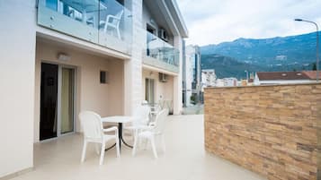 Studio Basic | Brankas dan Internet kabel gratis