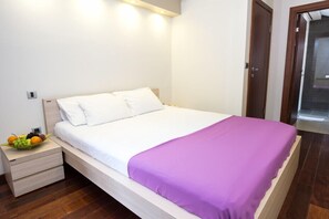 In-room safe, free wired Internet