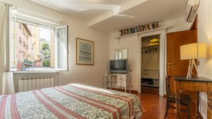 A bedroom with a bed, a television, a desk, and a chair. - Un minuto dal mare (Bogliasco)