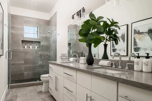 Shower, hair dryer, shampoo - Spacious & Modern Scottsdale Estate in Old Town (Paradise Valley)