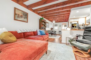 Fernseher, Kamin, Bücher