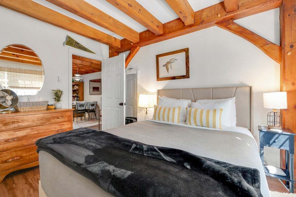 1 bedroom, desk, WiFi, bed sheets