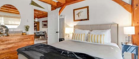 1 bedroom, desk, WiFi, bed sheets