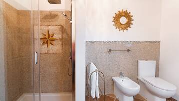 Shower, hair dryer, bidet, towels