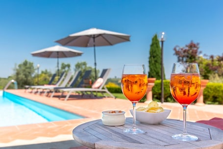 Pool. Apartment for 2/3 guests with panoramic patio, pool and Wi-Fi