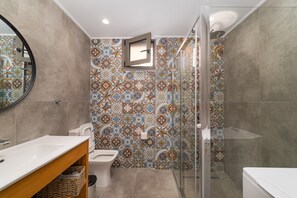 A bathroom with a shower, toilet, and sink. - Kipseli Villa, Overlooking Vassiliki bay (Lefkada)