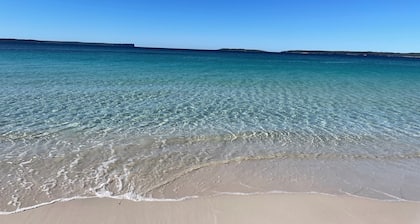 The Golden Retreat @ Hyams Beach - Pet Friendly, Linen & Wifi Provided